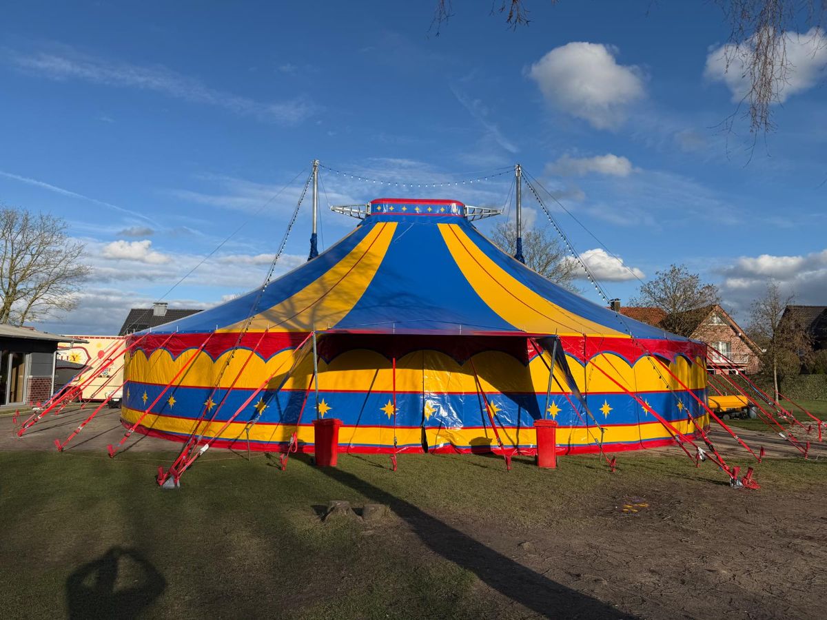 Das große Circuszelt des Projekt Circus Casselly mit Wimpelketten