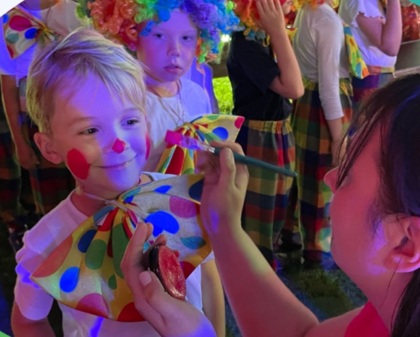 Kinder werden für die Galavorstellung im Circuszelt als Clowns geschminkt